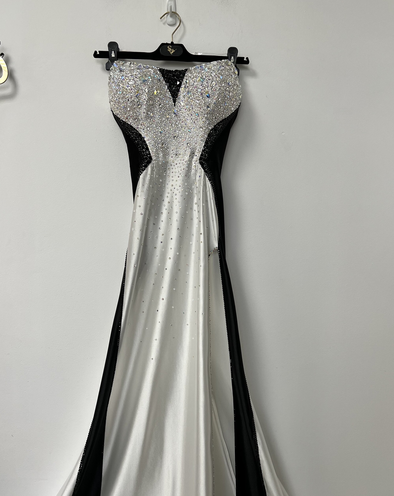 img_1530_2000x2000_584 Miss Universe - Image 1